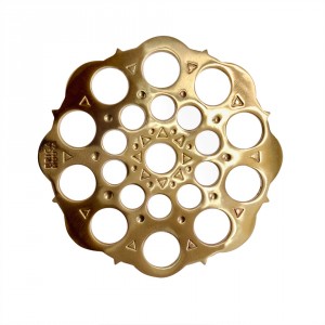 ERICA HUUVA | Risku Mii gávdnot, tillverkad i kraftig mässing. 64mm i diameter, 930 kr.